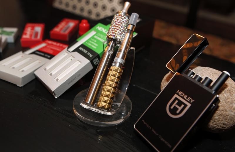 © Reuters. Various e-cigarette products for sale are seen at the Henley Vaporium in New York City