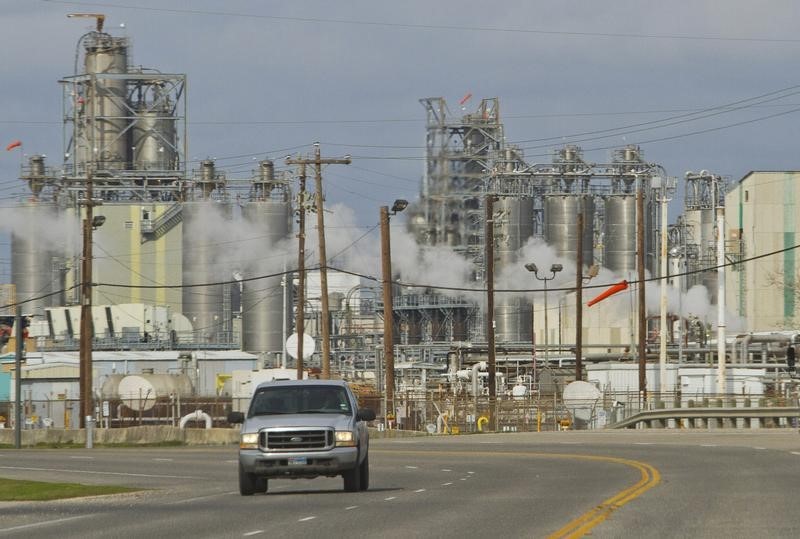 © Reuters. Вид на НПЗ и нефтехранилища в Хьюстоне