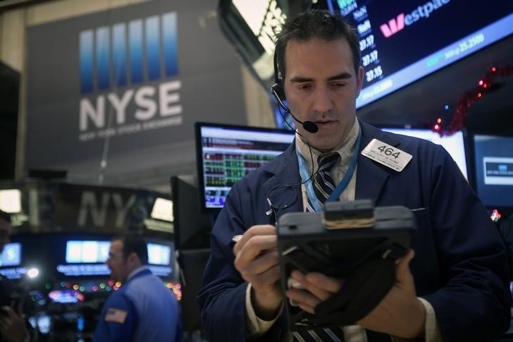© Reuters. Трейдер на торгах Нью-Йоркской биржи 