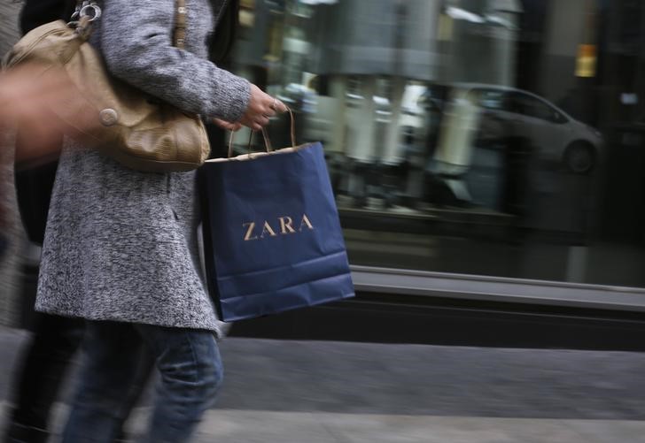 © Reuters. Женщина с пакетом Zara в центре Мадрида