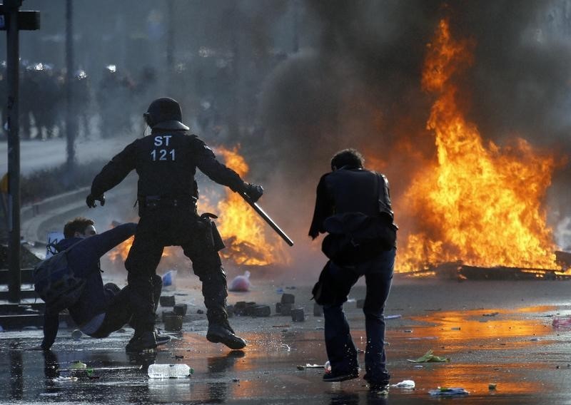 © Reuters. Manifestantes y policía se enfrentan cerca de la nueva sede del BCE en Fráncfort