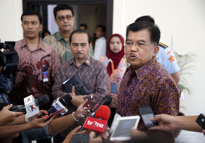 © Reuters. Indonesia's Vice President Jusuf Kalla speaks at the vice presidential palace in Jakarta