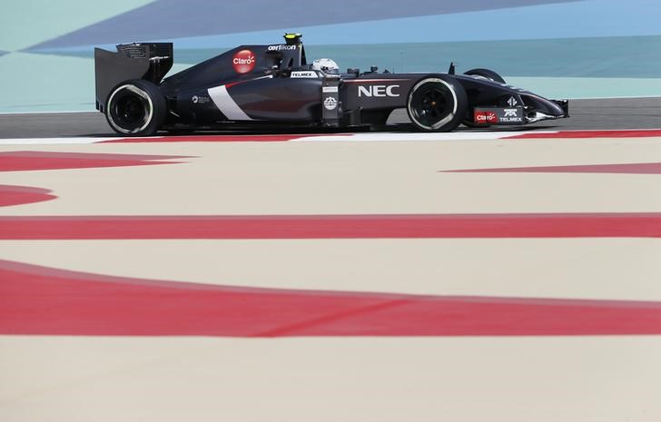 © Reuters. Sauber Formula One test driver Giedo van der Garde of the Netherlands drives during the first practice session of the Bahrain F1 Grand Prix at the Bahrain International Circuit (BIC) in Sakhir