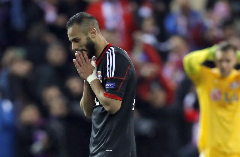 © Reuters. Bayer Leverkusen's Omer Toprak reacts after missing to score during the penalty shootout during their Champions League round of 16 second leg soccer match against Atletico Madrid in Madrid