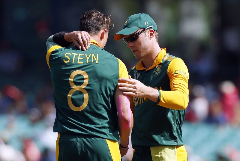 © Reuters. South Africa's captain AB de Villiers talks with team mate Dale Steyne as he rubs a spot near his neck during their Cricket World Cup quarter-final match against Sri Lanka at the SCG