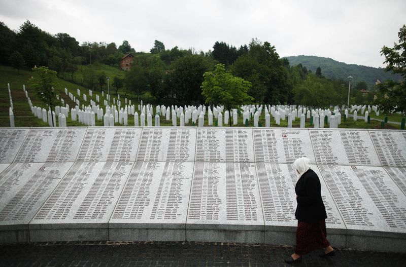 © Reuters. Serbia realiza los primeros arrestos de autores materiales de asesinatos de Srebrenica