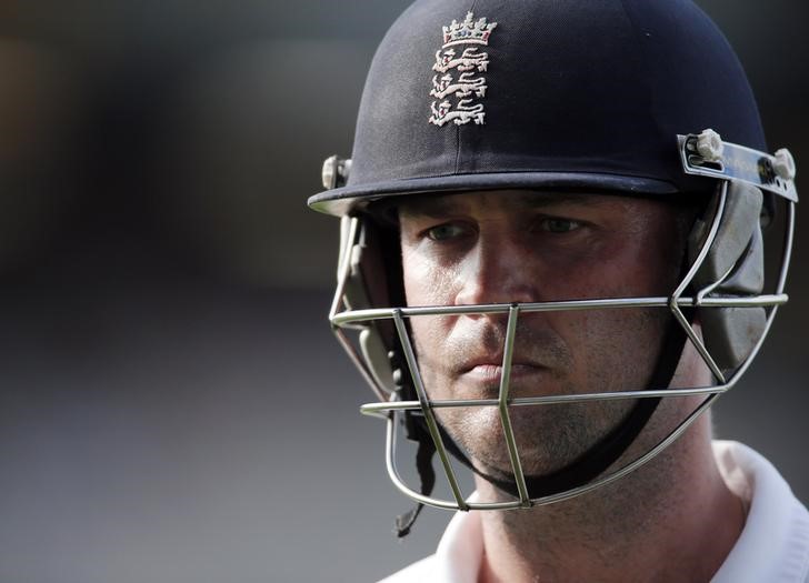 © Reuters. Jonathan Trott of England leaves the field after being dismissed on day two of their final cricket test match against New Zealand at Eden Park in Auckland