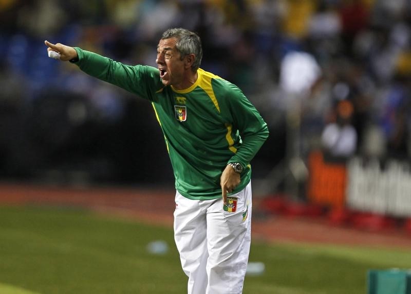 © Reuters. Mali head coach Giresse reacts during their African Nations Cup semi-final soccer match against Ivory Coast in Libreville