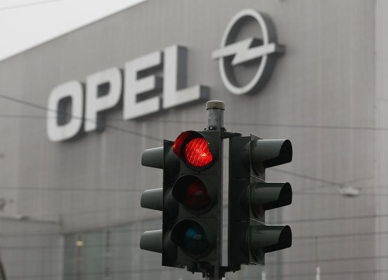 © Reuters. A traffic light is pictured in front of the Opel plant in Bochum