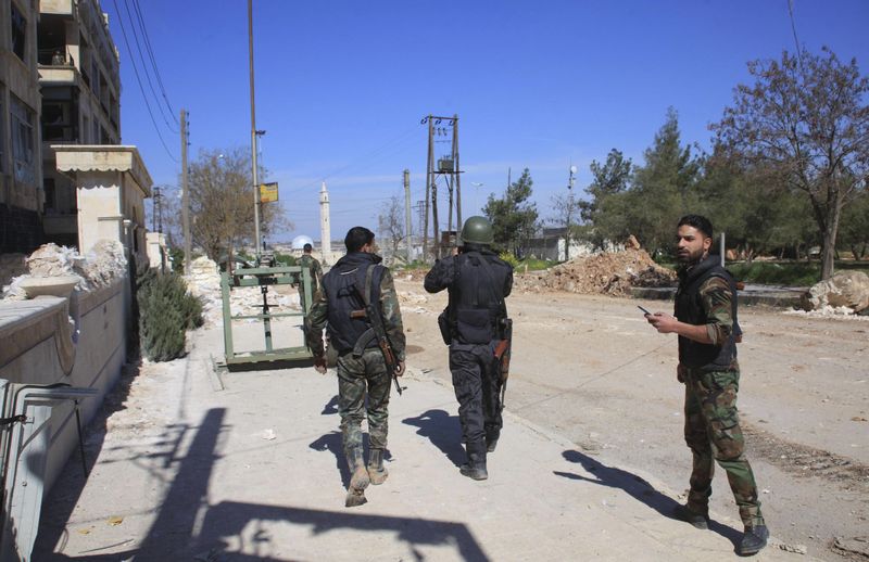 © Reuters. الجيش السوري يسيطر على قرية استراتيجية شمالي حلب