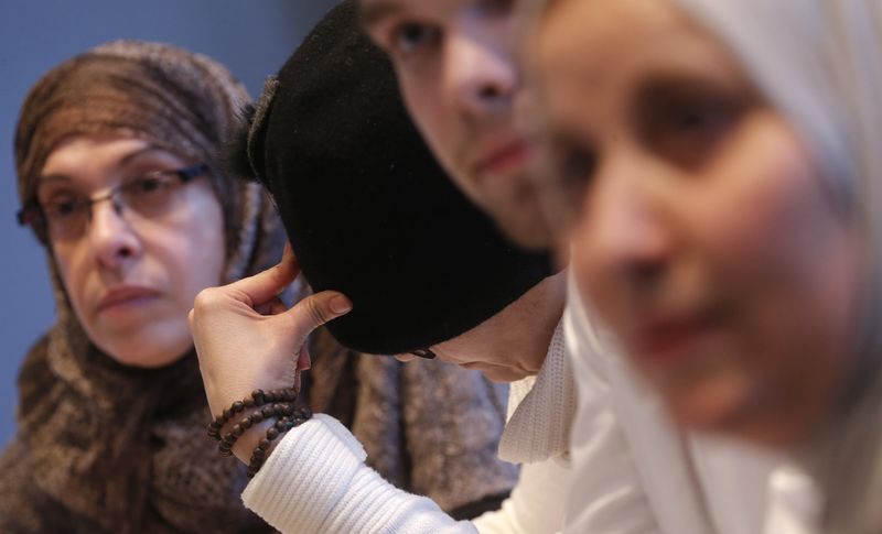 © Reuters. البحث عن "إسلام فرنسي" يتجه إلى الفصول الدراسية