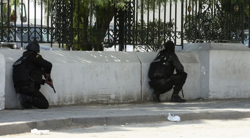 © Reuters. مسؤول حكومي: مسلحون يهاجمون متحفا بتونس ويقتلون سبعة سياح