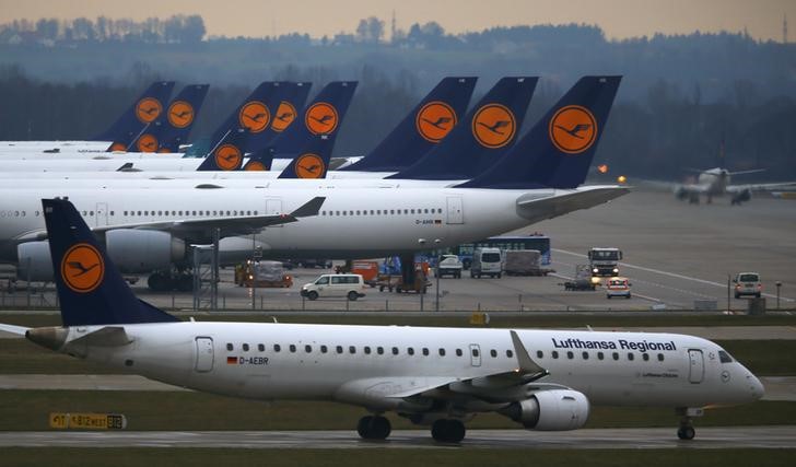 © Reuters. Aviões da Lufthansa parados no aeroporto de Munique