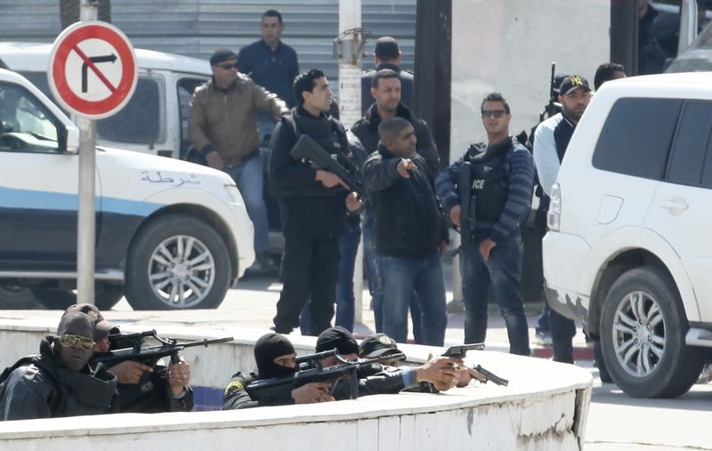 © Reuters. Полицейские у здания парламента в Тунисе 