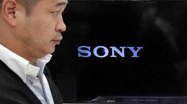 © Reuters. Man walks past a logo of Sony Corp at an electronics retail store in Tokyo