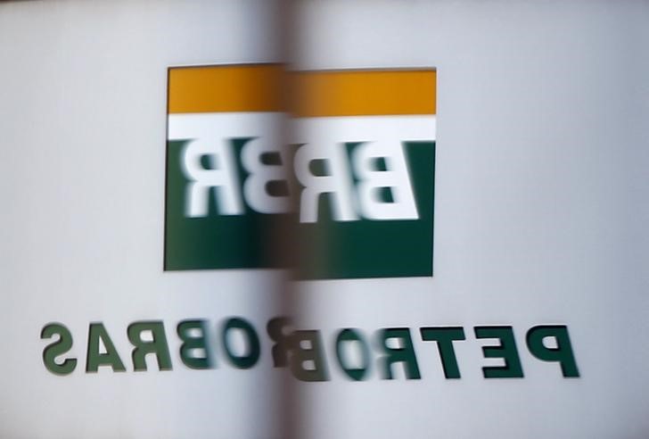 © Reuters. Logotipo da Petrobras refletido na janela da sede da companhia em São Paulo