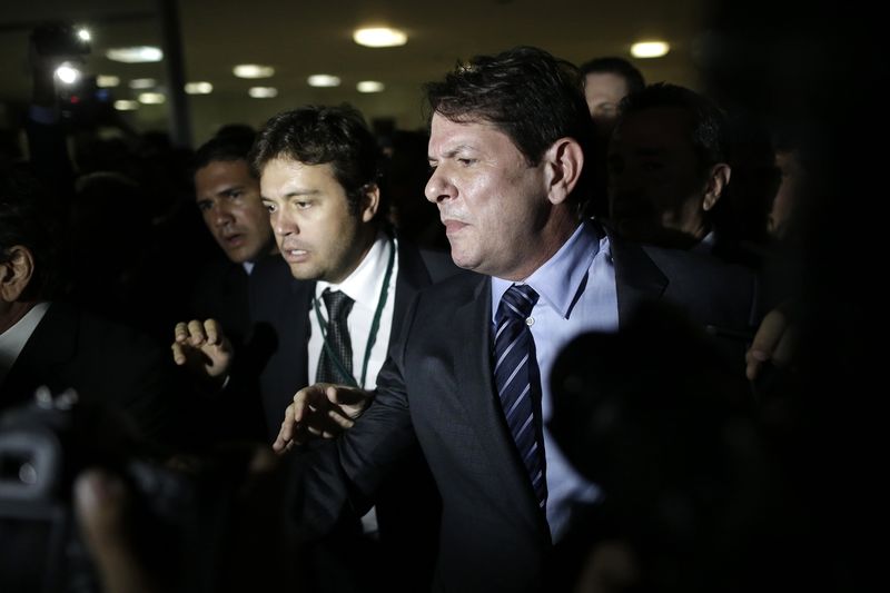 © Reuters. Ministro da Educação, Cid Gomes, deixa o Congresso Nacional