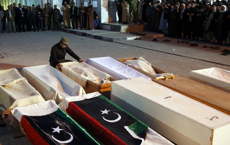 © Reuters. Corpos de combatentes mortos pelos militantes do Estado Islâmico na Líbia