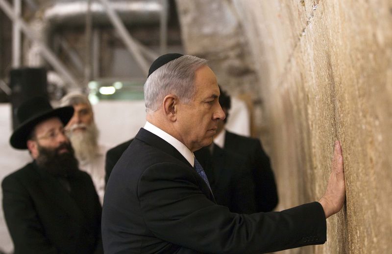 © Reuters. Premiê de Israel Netanyahu toca o Muro das Lamentações 