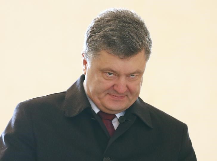 © Reuters. بايدن وبوروشينكو يتفقان على ان عقوبات روسيا يجب ان تكون مرتبطة باتفاقات مينسك