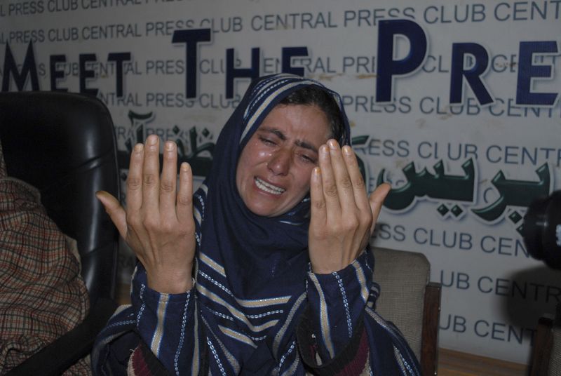 © Reuters. Bibi, sister of Hussain who was charged as a child with murder and due to be hanged, reacts during a news conference with other family members in Muzaffarabad