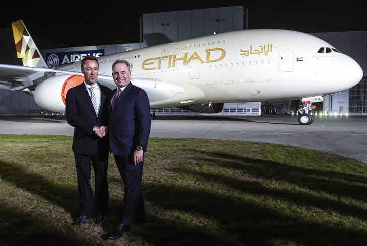 © Reuters. Bregier, CEO of Airbus and Hogan, CEO of Etihad Airways, shakes hands in front of an Airbus A380 during the branding ceremony of Etihad Airways at the German headquarter of aircraft company Airbus, in Hamburg-Finkenwerder