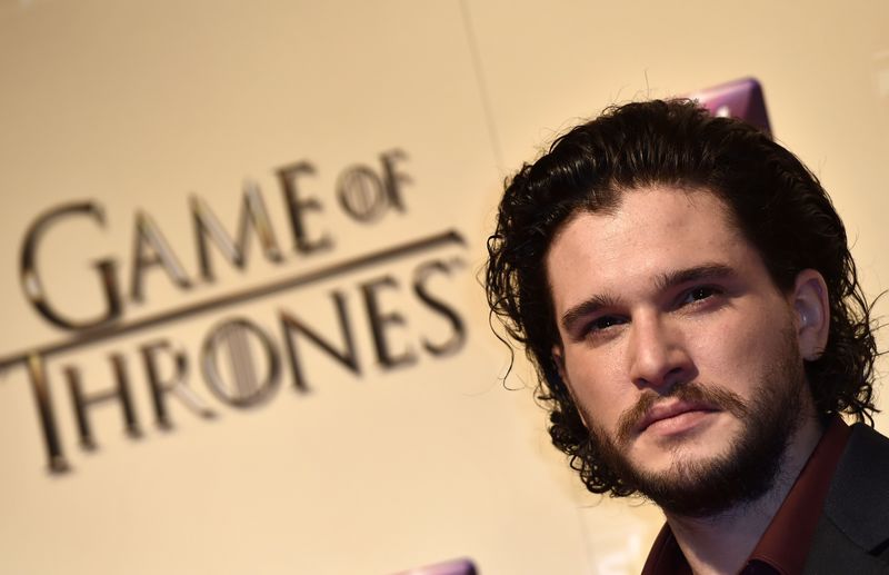 © Reuters. نجوم مسلسل (Game of Thrones) يزورون برج لندن قبل انطلاق الموسم الخامس