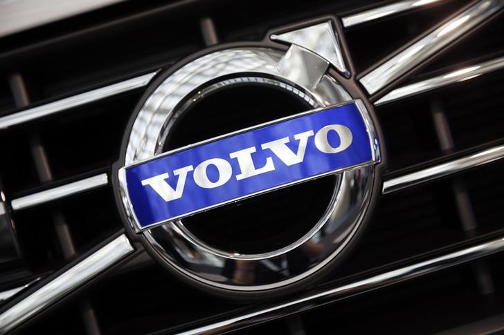 © Reuters. A Volvo logo is seen during preparations for the 2014 LA Auto Show in Los Angeles