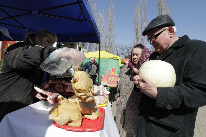 © Reuters. Продуктовый рынок в Ставрополе