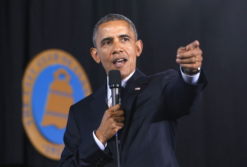 © Reuters. U.S. President Barack Obama speaks to the City Club of Cleveland about middle class economics in Ohio