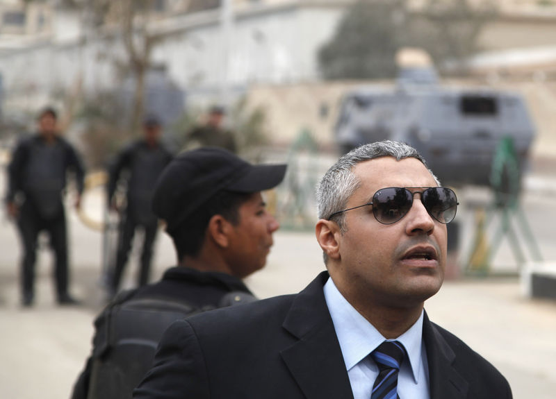 © Reuters. Al Jazeera journalist Mohamed Fahmy is seen outside of a court before a hearing in his trial in Cairo