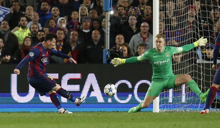 © Reuters. Messi tentando finalização em cima do goleiro Joe Hart, do Manchester City