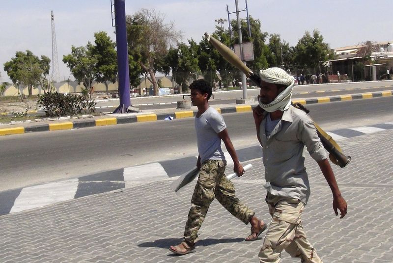 © Reuters. Milicianos vigiam rua que leva ao aeroporto durante confronto em Áden 