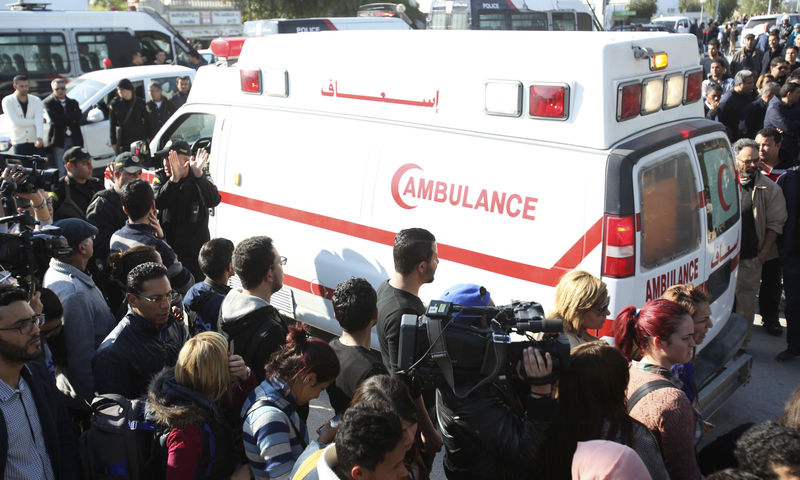 © Reuters. Pessoas em volta de uma ambulância que transporta os corpos das vítimas do ataque em Túnis