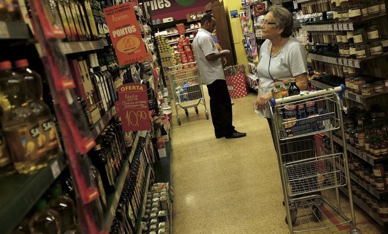 © Reuters. Consumidores olham preços em supermercado, em São Paulo 