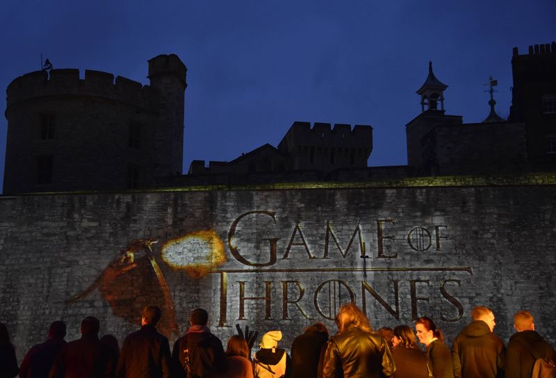 © Reuters. Fãs esperam atores da série "Game of Thrones" na Torre de Londres