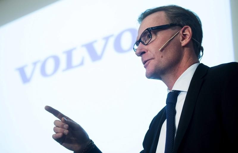 © Reuters. Volvo's CEO Olof Persson gestures during a news conference in Stockholm