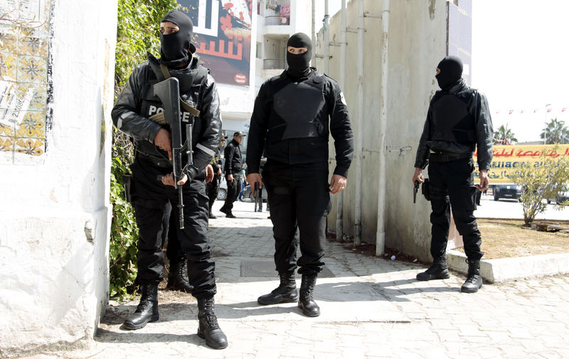 © Reuters. Policias do lado de fora do Parlamento da Tunísia, em Tunis