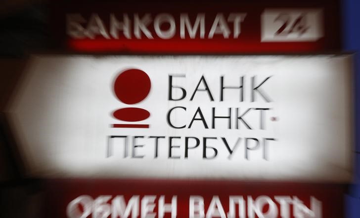 © Reuters. Вывеска у отделения банка Санкт-Петербург