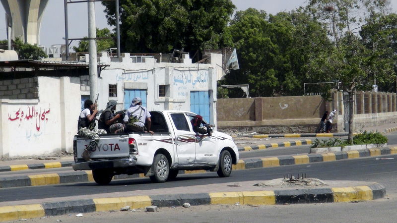 © Reuters. هجمات جوية تستهدف مقر الرئيس اليمني في عدن وسط اضطرابات متزايدة