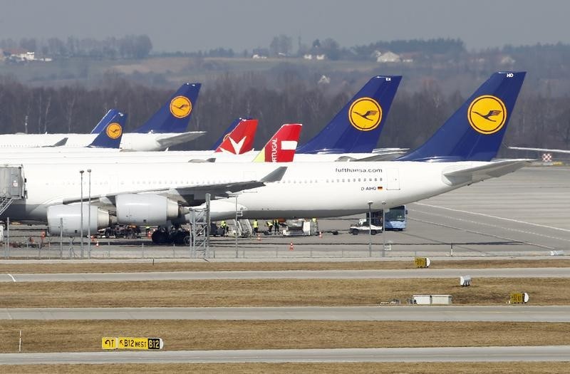 © Reuters. Huelga de pilotos de Lufthansa deja en tierra más de mitad de vuelos larga distancia