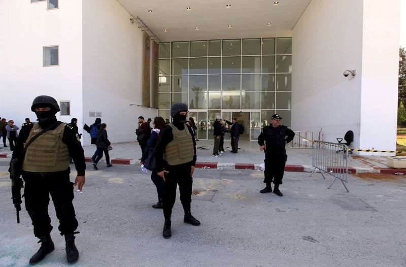 © Reuters. Polícia reforça policiamento no Museu Bardo, em Túnis
