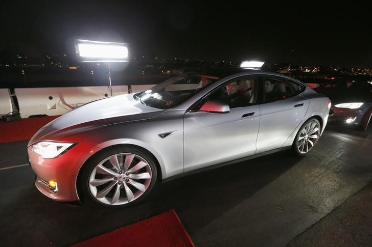 © Reuters. New all-wheel-drive versions of the Tesla Model S car are lined up for test drives in Hawthorne, California