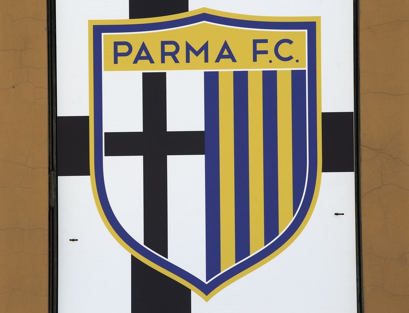 © Reuters. Logo do Parma na entrada do estádio Ennio Tardini, em Parma
