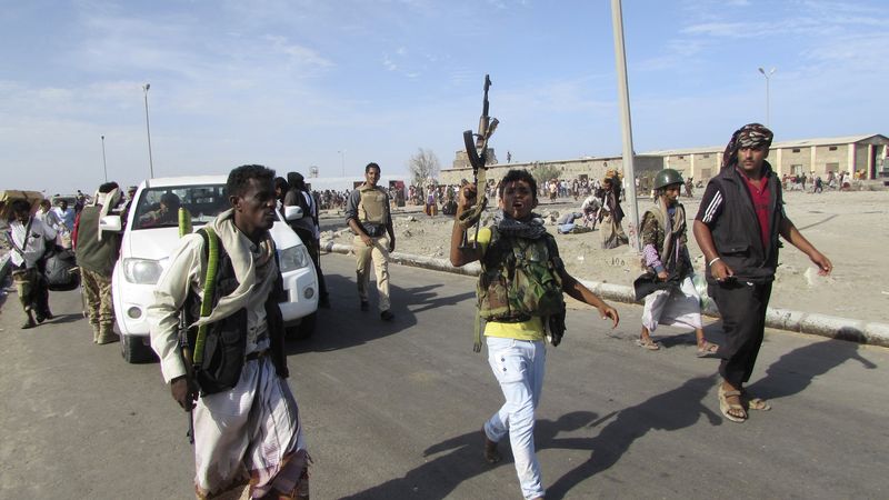 © Reuters. الرئيس اليمني يتهم النظام السابق بمحاولة انقلاب