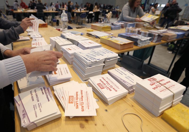 © Reuters. FN ET DROITE AU COUDE-À-COUDE À 29% POUR LES DÉPARTEMENTALES, SELON OPINIONWAY