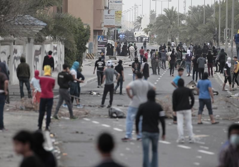 © Reuters. إصابة شرطيين في انفجار قنبلة بقرية شيعية في البحرين