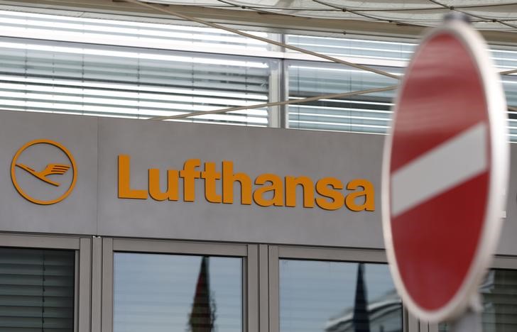 © Reuters. Sign is pictured during pilots' strike of German flagship carrier Lufthansa at Munich's airport