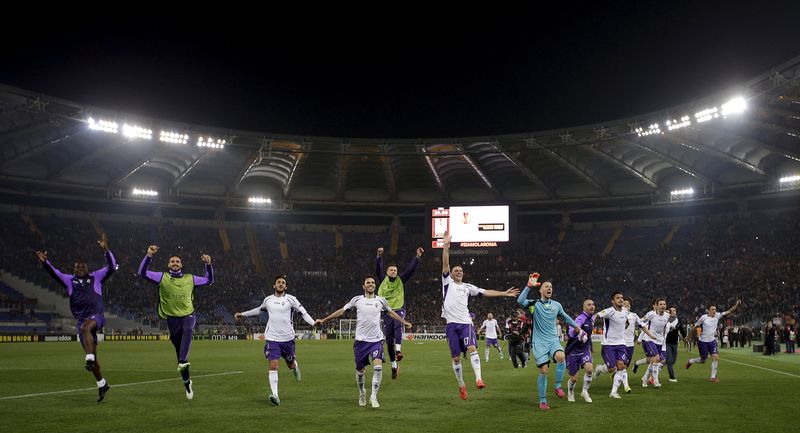 © Reuters. Jogadores da Fiorentina comemoram fim do jogo contra a Roma