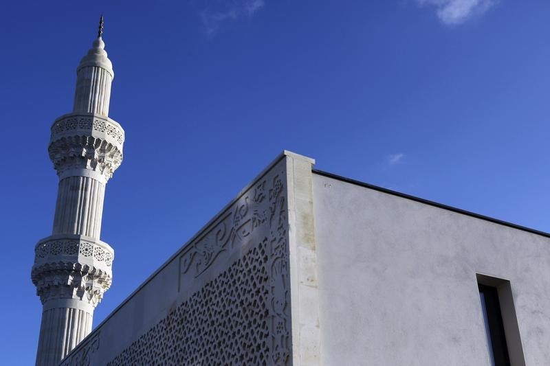 © Reuters. MARINE LE PEN RÉCLAME UN GEL DE LA CONSTRUCTION DE MOSQUÉES